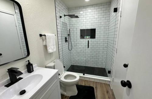 Newly Updated Cozy Home - Foto 27