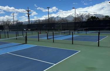 Dogs OK! Prime Home Base minutes to Downtown and Trails - Foto 60