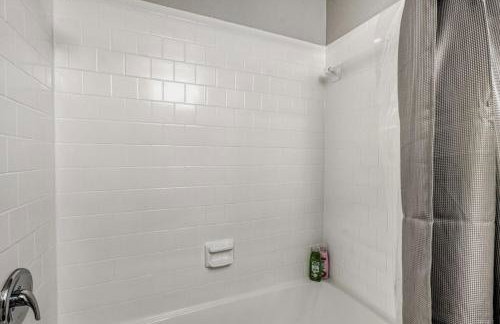 Relaxing King Suite Getaway - Sleeps 4 - Pool, Pkg - Foto 14