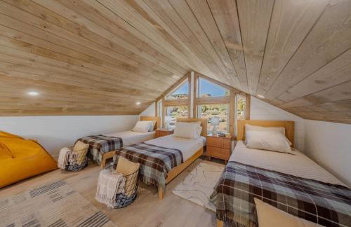 Stargazing Retreat with Hot Tub Deck Hammocks BBQ - Photo 4