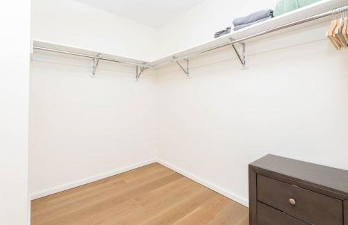 Snug 3BR HighRise with Pool, Spa & Rooftop Views - Foto 31