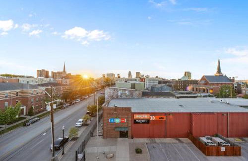 NEW Elegant Downtown Escape with Modern Comforts - Foto 39