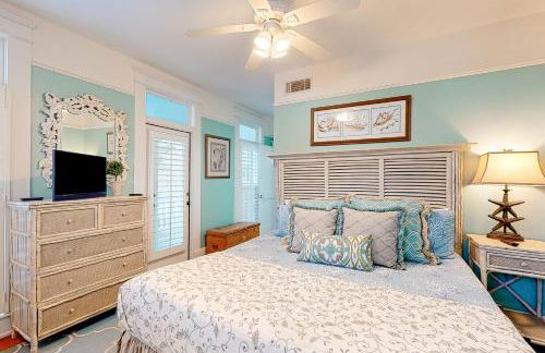 Charleston-style cottage w/ lovely decks, steps to the beach & pools - Foto 17