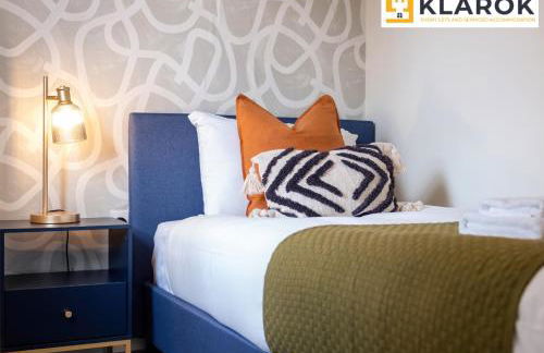 Four Bedroom Semi Detached House By Klarok Accommodation Peterborough With Free Parking & Garden - Foto 9