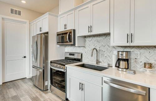 Fenced-In Yard Apt 7 Mi to Westfield Galleria - Foto 13