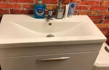 Cheerful 4 bedroom house with garden free parking - Photo 21