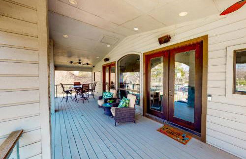 Lakefront home with hot tub, dock, kayaks, central AC, & great lake views - Foto 39
