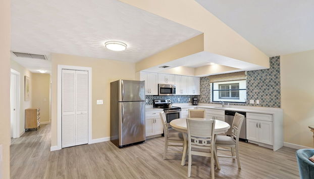 Avanti Vacation Rental, Relaxing 3-BR Retreat with Private Pool Minutes from Vanderbilt Beach and Delnor-Wiggins State Park. Enjoy Southern Exposure, BBQ Area, and Pet-Friendly Comfort - Foto 5, Eigene Küche