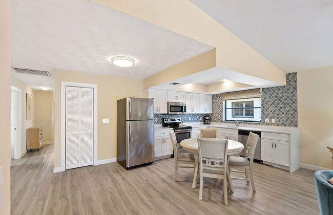 Avanti Vacation Rental, Relaxing 3-BR Retreat with Private Pool Minutes from Vanderbilt Beach and Delnor-Wiggins State Park. Enjoy Southern Exposure, BBQ Area, and Pet-Friendly Comfort - Foto 7