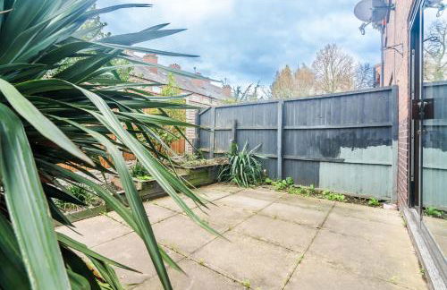 Great Location 2 Bedroom House in Nottingham, Private Garden, Fast Wi-Fi and Free Parking - Photo 50