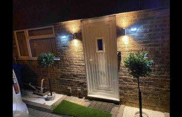 Spacious Chessington home with parking & garden - Photo 2