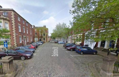 Large 2 Bedroom City Centre Apartment + Parking - Photo 25