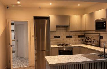 London corporate 6 bedroom home with free parking - Foto 11