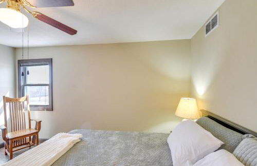 Riverfront Cabin Near Dtwn Pella with Game Room! - Foto 12