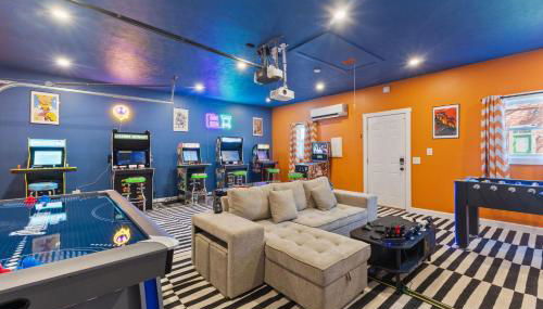 Stay & Play Indy- Indoor Fun - 5 Min to Downtown - Sleeps 10 - Arcade fun - Foto 3, Game Room