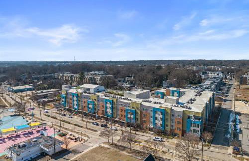 2BR Home with Fenced Backyard, Minutes to Uptown - Foto 8