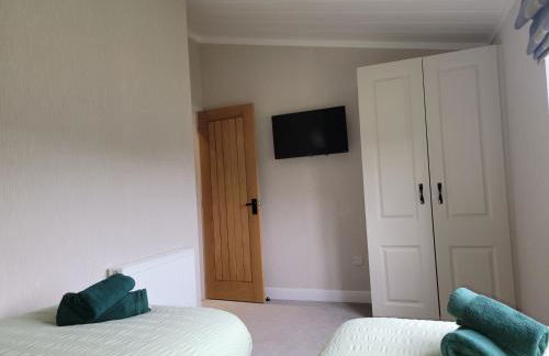 Luxury 2-Bed Lodge in Routh Sleeps 4 with Hot Tub - Foto 31