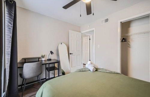Your Modern 2B Getaway - W/D, Pool, Prkg - 10min to DTWN - Foto 26