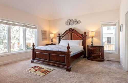 Luxurious 4BR Retreat - Pool Table & Chic Amenities - Photo 25