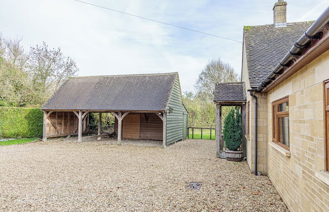 Charming 3BD Cotswolds Family Retreat - Photo 30