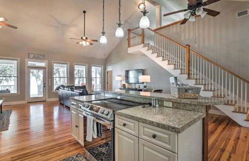 Lakefront Retreat with Game Room and Private Dock! - Foto 12