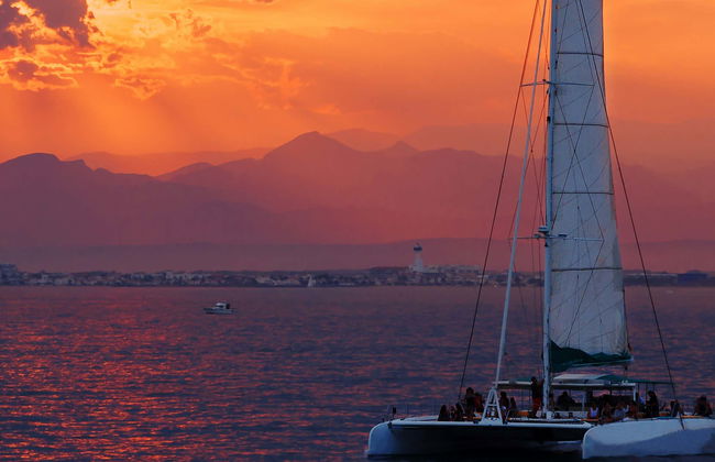 Passeio de catamarã ao entardecer - Foto 1