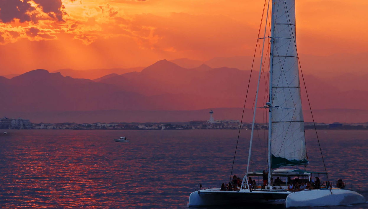 Passeio de catamarã ao entardecer