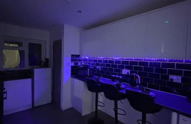 Large 6 Bed 6 Bathroom House - Ideal For Families, Large Groups, Contractors & Business Travellers - Foto 20