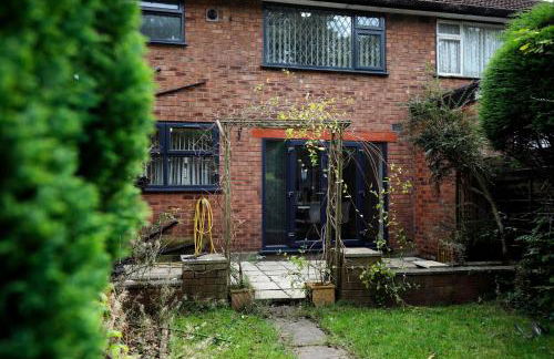 Spacious 3BR by Avalora Shortlets & Serviced Accommodations Queensway with big garden, Near train station - Foto 40