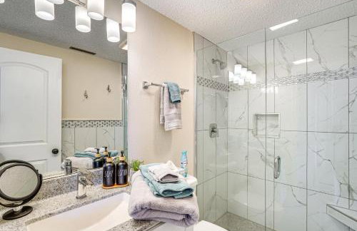 Lake & Pool Access: Lazy Days Condo w/ Balcony! - Foto 11