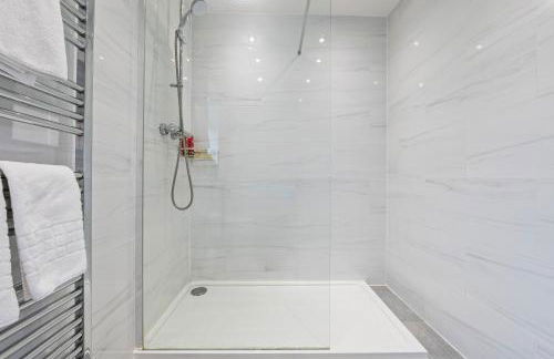 Spacious 3-Bed Home with Driveway Parking - Gloucester - Foto 4