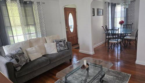 Chic City Charming Bungalow with all the Amentities Great Family Getaway! - Foto 2