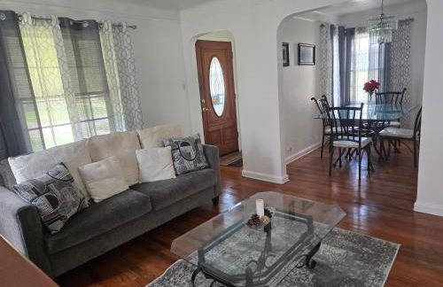 Chic City Charming Bungalow with all the Amentities Great Family Getaway! - Foto 2