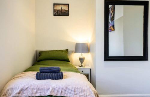 Homely 2 Bed Close to Leeds City Center by 53 Degrees Property, Sleeps 3 - Foto 13