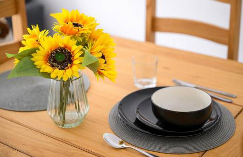 Modern 2BR Near Manchester Sleeps 6 ,Parking , Free WiFi in Middleton Ideal for Work Stays and Relaxation - Foto 15