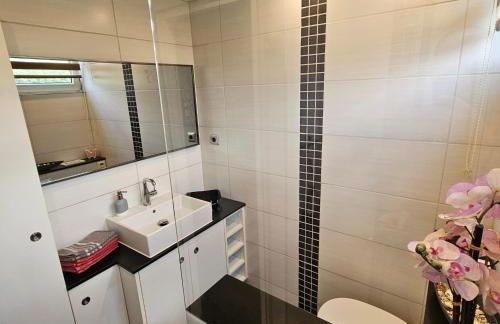 Wohlfühloase in der Eifel mit Weitblick in die Natur, Seenähe, Poolnutzung, Minigolf, Tennis und vieles mehr - Photo 19