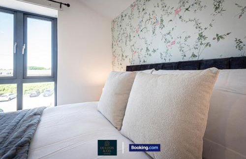 Luxury Retreat For 10 Short Lets & Serviced Accommodation Manchester with Hot Tub and Spacious Garden - Foto 38