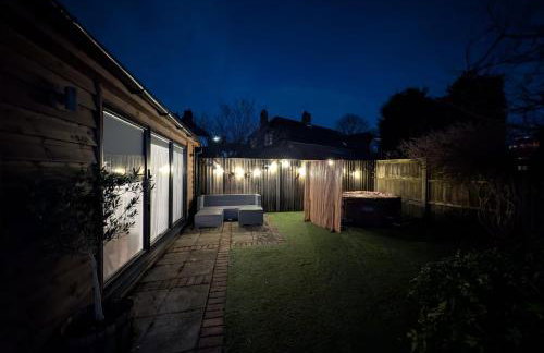 Stylish central Horsham residence with parking and hot tub - Foto 28