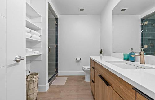 Downtown views! Amazing pool gym hottub Luxury apt - Foto 23