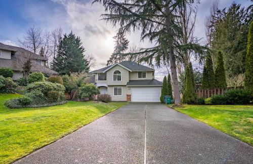 Spacious & Serene 6-Br Family Retreat in Kirkland - Photo 57