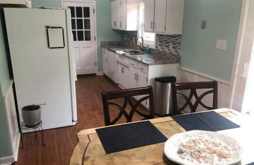 Cozy Home in Central Morehead 5min from the Beach - Foto 12