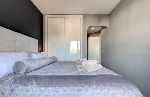 Stylish Penthouse Duplex at Matchroom Country Club - Photo 3