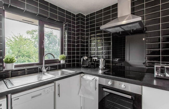 Immaculate 2-bed Apartment in Dagenham - Photo 10