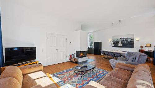 GUT KLETKAMP "Altes Torhaus" - Historisches Ferienhaus mit 5 Schlafzimmern I Kamin I Garten & Terrasse I Seeblick I 15 Min zur Ostsee I Moderne Küche I Hundefreundlich I Parkplätze I WLAN - Foto 4