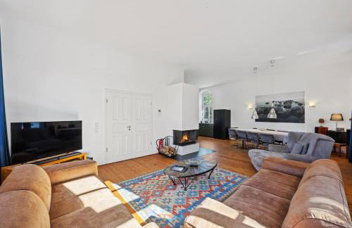 GUT KLETKAMP "Altes Torhaus" - Historisches Ferienhaus mit 5 Schlafzimmern I Kamin I Garten & Terrasse I Seeblick I 15 Min zur Ostsee I Moderne Küche I Hundefreundlich I Parkplätze I WLAN - Foto 4