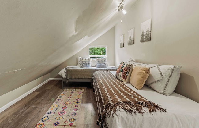 Inn the Poconos by Avantstay Private Lake Access Enclosed Hot Tub - Photo 20