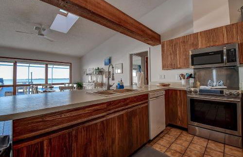 Family Waterfront 4BR Home Heated Pool Private Pier - Photo 16