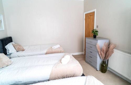 Spacious 15 Guest Home With 9 Beds in Shirley - Photo 31