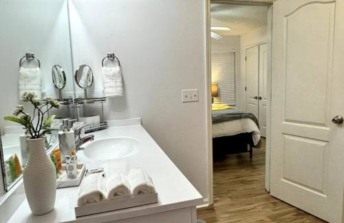 Bright Spacious Renovated Home Master on Main - Foto 18