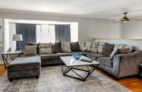 4 Bedrooms and 5 Beds with Game Room Only 5 min Drive to College and Perfect for Family's - Foto 10